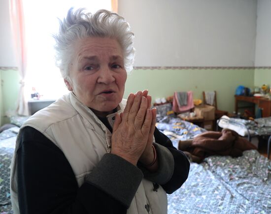 Эвакуированные из Авдеевки жители в пункте временного размещения в Иловайске