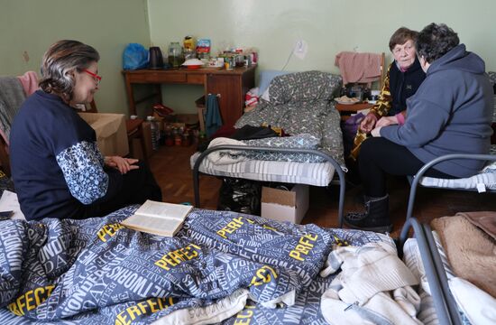 Эвакуированные из Авдеевки жители в пункте временного размещения в Иловайске