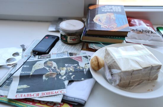 Эвакуированные из Авдеевки жители в пункте временного размещения в Иловайске