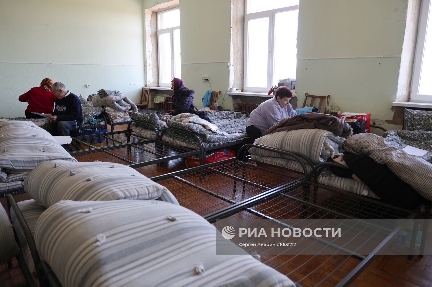 Эвакуированные из Авдеевки жители в пункте временного размещения в Иловайске