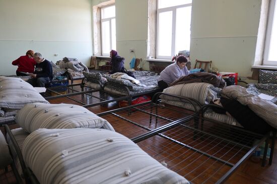 Эвакуированные из Авдеевки жители в пункте временного размещения в Иловайске