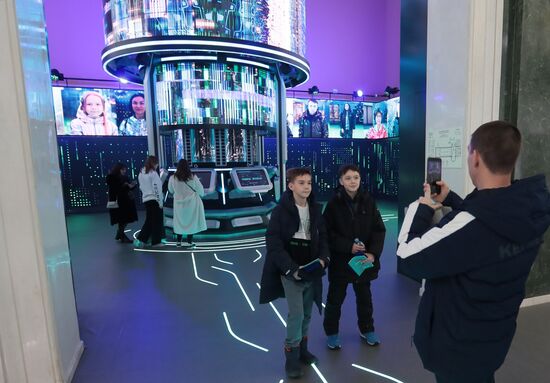 Международная выставка-форум "Россия"
Экскурсия для участников проекта "1000 юных футболистов"
Место: Россия, Москва. Автор: Виталий Белоусов/РИА Новости. Выставка "Россия". Экскурсия для участников проекта "1000 юных футболистов"