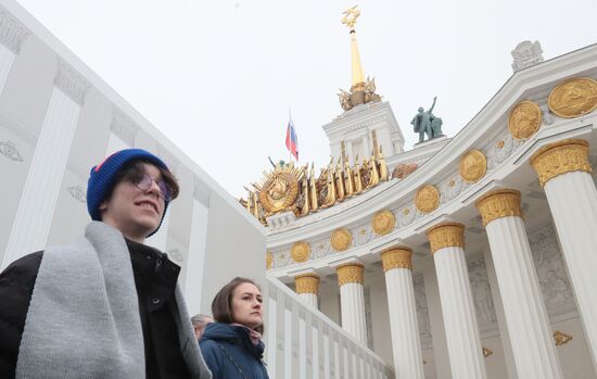 Международная выставка-форум "Россия"
Экскурсия для участников проекта "1000 юных футболистов"
Место: Россия, Москва. Автор: Виталий Белоусов/РИА Новости. Выставка "Россия". Экскурсия для участников проекта "1000 юных футболистов"