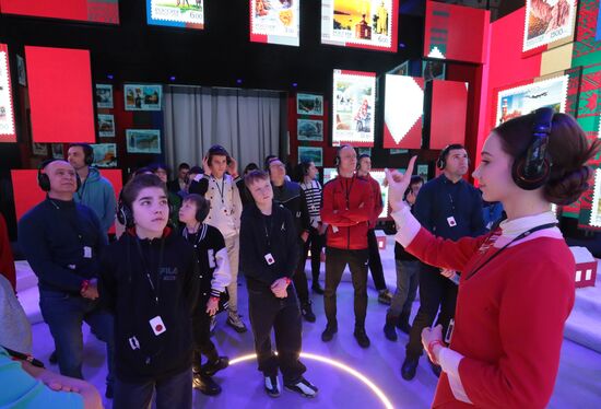 Международная выставка-форум "Россия"
Экскурсия для участников проекта "1000 юных футболистов"
Место: Россия, Москва. Автор: Виталий Белоусов/РИА Новости. Выставка "Россия". Экскурсия для участников проекта "1000 юных футболистов"