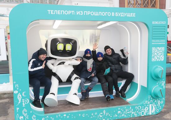 Международная выставка-форум "Россия"
Экскурсия для участников проекта "1000 юных футболистов"
Место: Россия, Москва. Автор: Виталий Белоусов/РИА Новости. Выставка "Россия". Экскурсия для участников проекта "1000 юных футболистов"