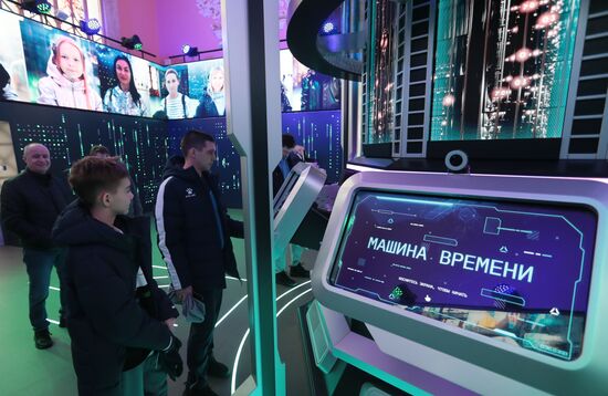 Международная выставка-форум "Россия"
Экскурсия для участников проекта "1000 юных футболистов"
Место: Россия, Москва. Автор: Виталий Белоусов/РИА Новости. Выставка "Россия". Экскурсия для участников проекта "1000 юных футболистов"