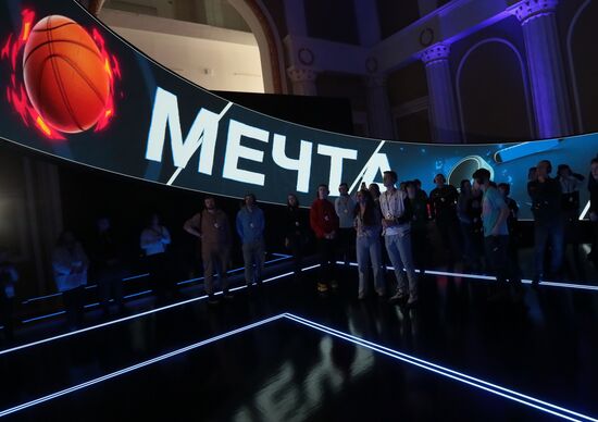 Международная выставка-форум "Россия"
Экскурсия для участников проекта "1000 юных футболистов"
Место: Россия, Москва. Автор: Виталий Белоусов/РИА Новости. Выставка "Россия". Экскурсия для участников проекта "1000 юных футболистов"