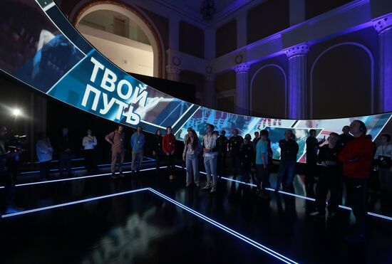 Международная выставка-форум "Россия"
Экскурсия для участников проекта "1000 юных футболистов"
Место: Россия, Москва. Автор: Виталий Белоусов/РИА Новости. Выставка "Россия". Экскурсия для участников проекта "1000 юных футболистов"