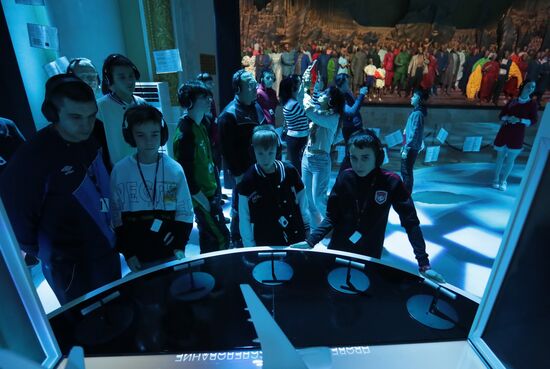 Международная выставка-форум "Россия"
Экскурсия для участников проекта "1000 юных футболистов"
Место: Россия, Москва. Автор: Виталий Белоусов/РИА Новости. Выставка "Россия". Экскурсия для участников проекта "1000 юных футболистов"