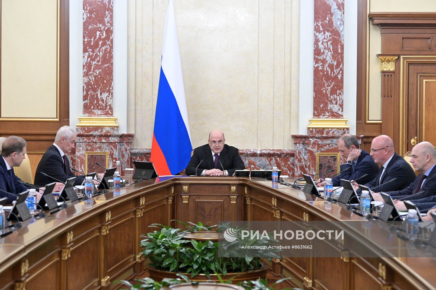 Премьер-министр РФ М. Мишустин провел заседание правительства РФ