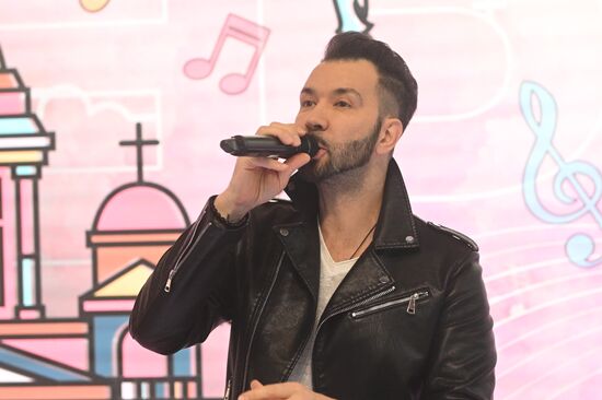 Выставка "Россия". Творческая встреча с певцом Денисом Клявером