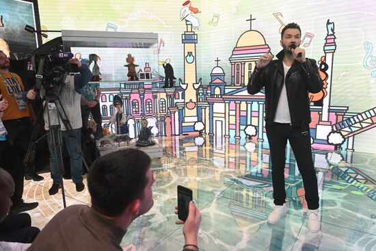 Выставка "Россия". Творческая встреча с певцом Денисом Клявером