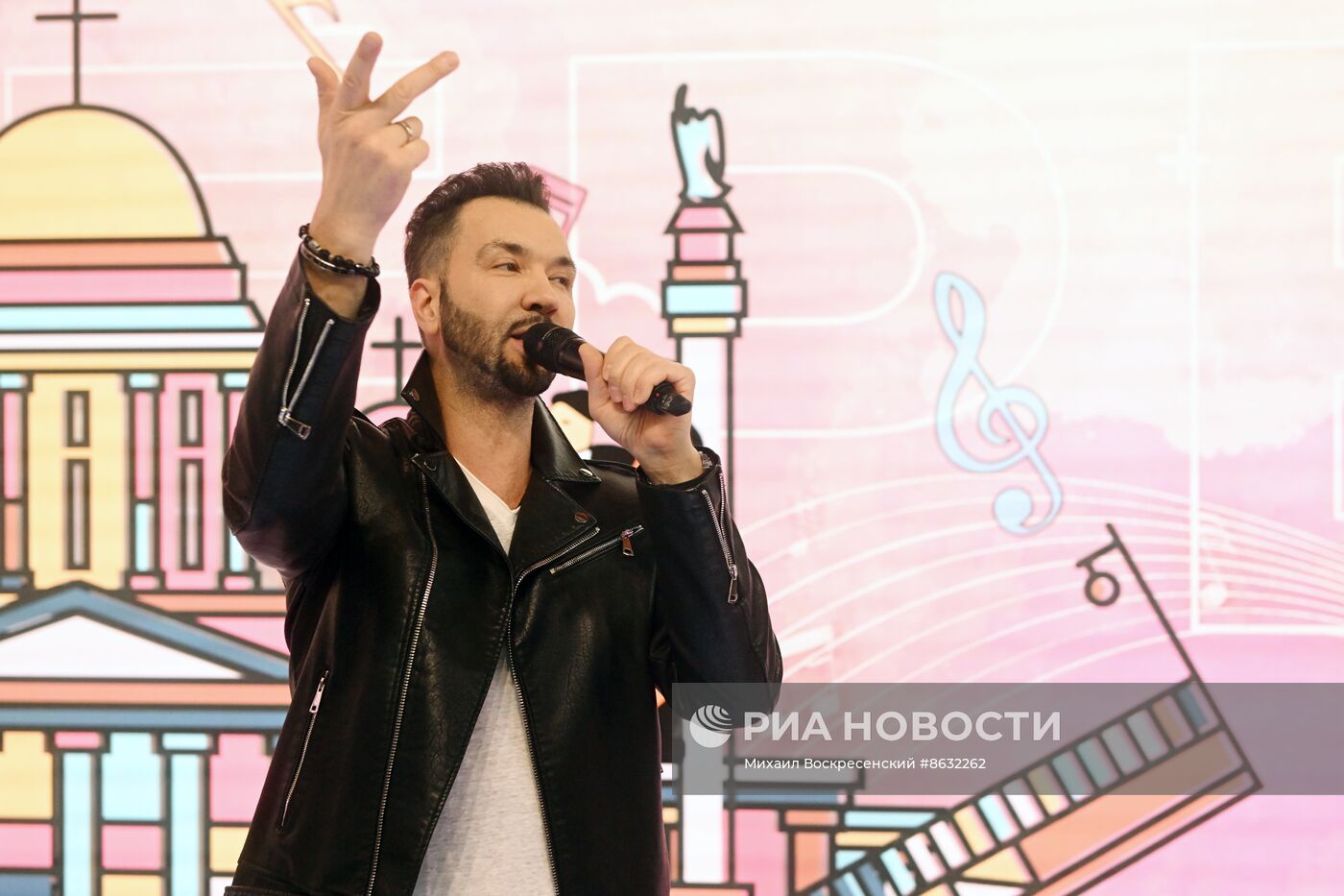 Выставка "Россия". Творческая встреча с певцом Денисом Клявером