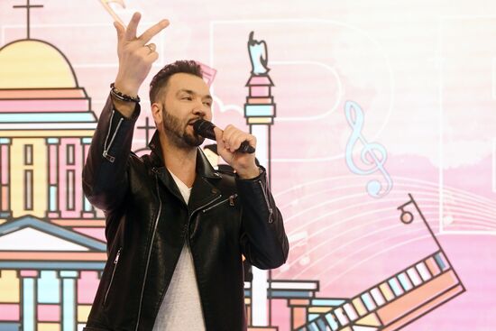 Выставка "Россия". Творческая встреча с певцом Денисом Клявером