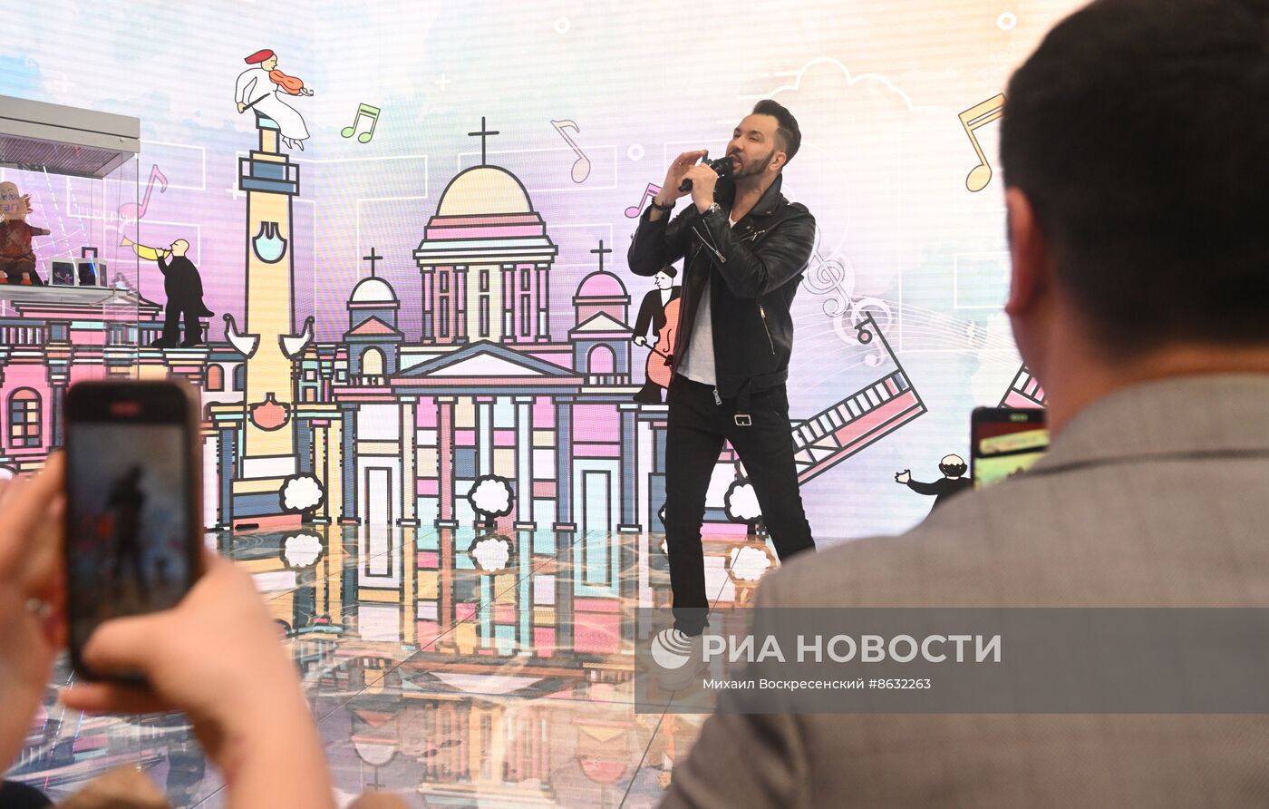 Выставка "Россия". Творческая встреча с певцом Денисом Клявером