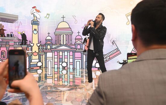 Выставка "Россия". Творческая встреча с певцом Денисом Клявером