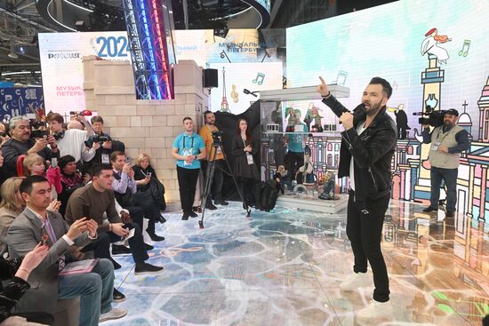 Выставка "Россия". Творческая встреча с певцом Денисом Клявером