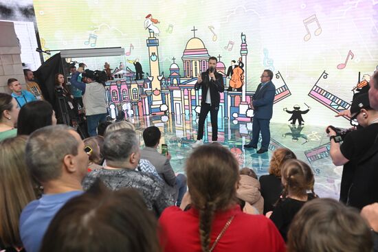 Выставка "Россия". Творческая встреча с певцом Денисом Клявером