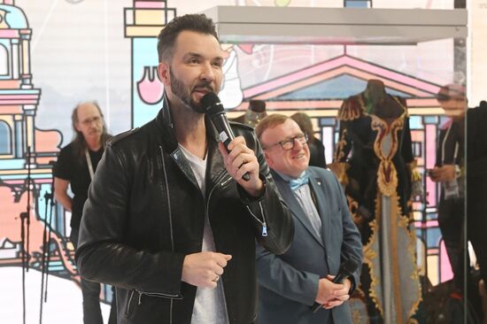 Выставка "Россия". Творческая встреча с певцом Денисом Клявером