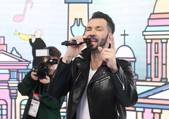 Выставка "Россия". Творческая встреча с певцом Денисом Клявером