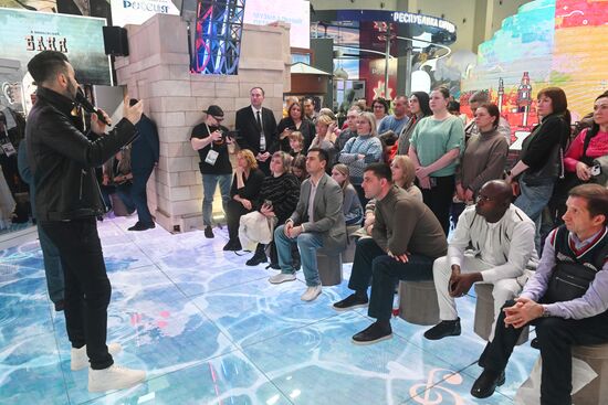 Выставка "Россия". Творческая встреча с певцом Денисом Клявером