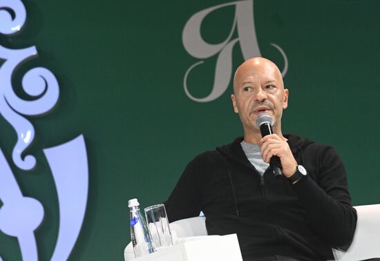 Выставка "Россия". Творческая встреча с режиссером Федором Бондарчуком