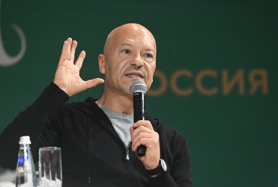 Выставка "Россия". Творческая встреча с режиссером Федором Бондарчуком