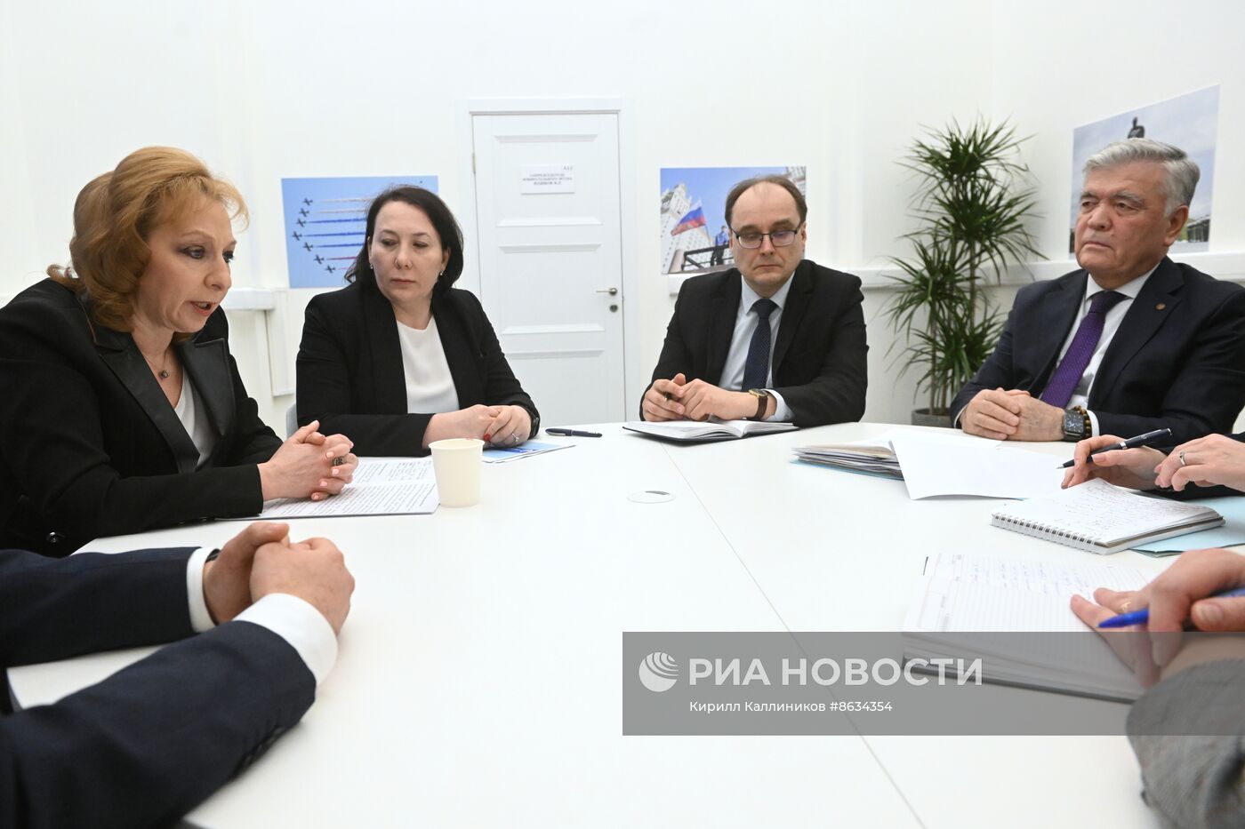 Иностранные наблюдатели посетили избирательный штаб кандидата в президенты РФ В. Путина