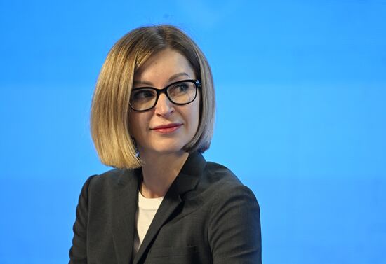 Выставка "Россия". Сессия-открытие просветительского онлайн-проекта "Женщины"