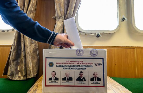 Досрочное голосование на судне "Капитан Мокеев" в Охотском море