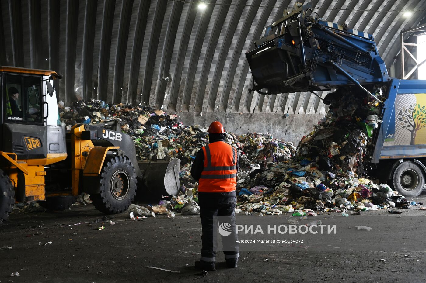 Работа мусоросортировочного завода в Омске