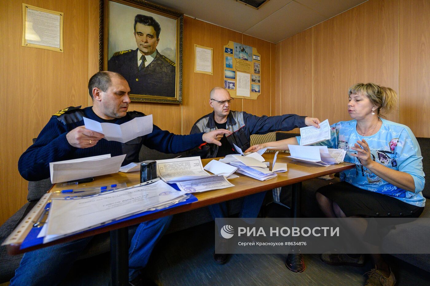 Досрочное голосование на судне "Капитан Мокеев" в Охотском море