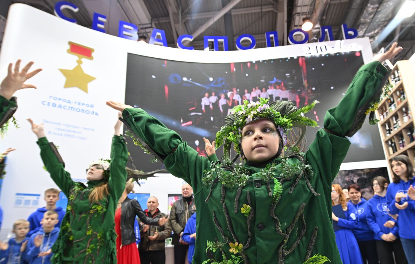 Выставка "Россия". Открытие экспозиции к десятой годовщине Русской весны на стенде Севастополя