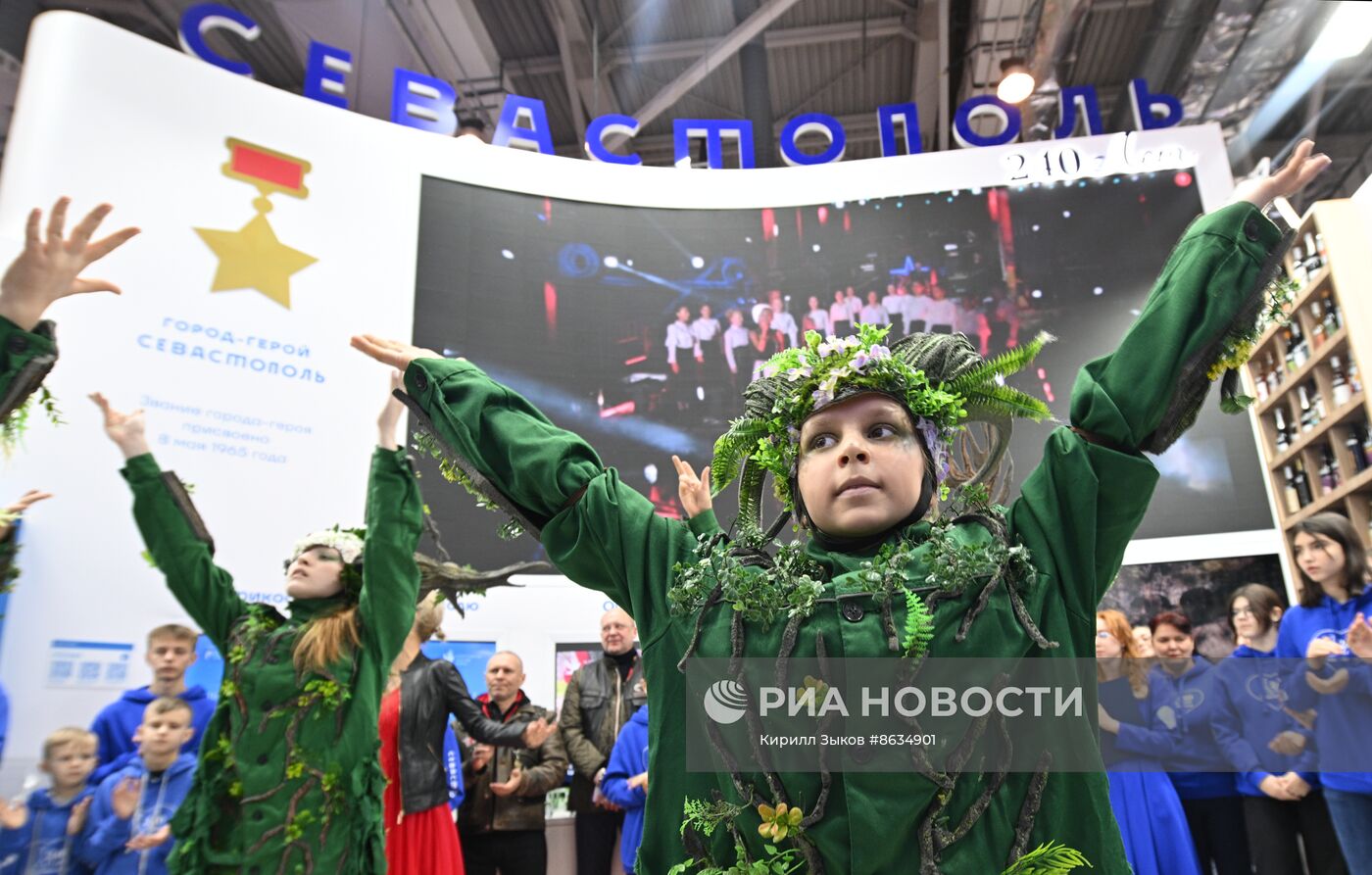 Выставка "Россия". Открытие экспозиции к десятой годовщине Русской весны на стенде Севастополя