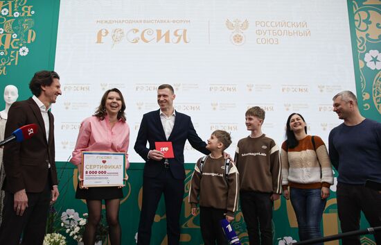 Выставка "Россия". Награждение 8-миллионного посетителя выставки
