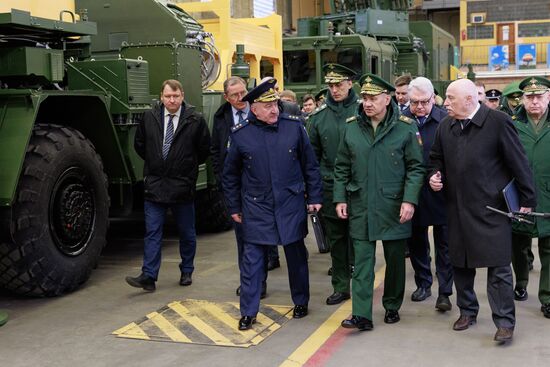 Министр обороны России С. Шойгу проверил выполнение госзаказа на предприятиях концерна "Алмаз-Антей"