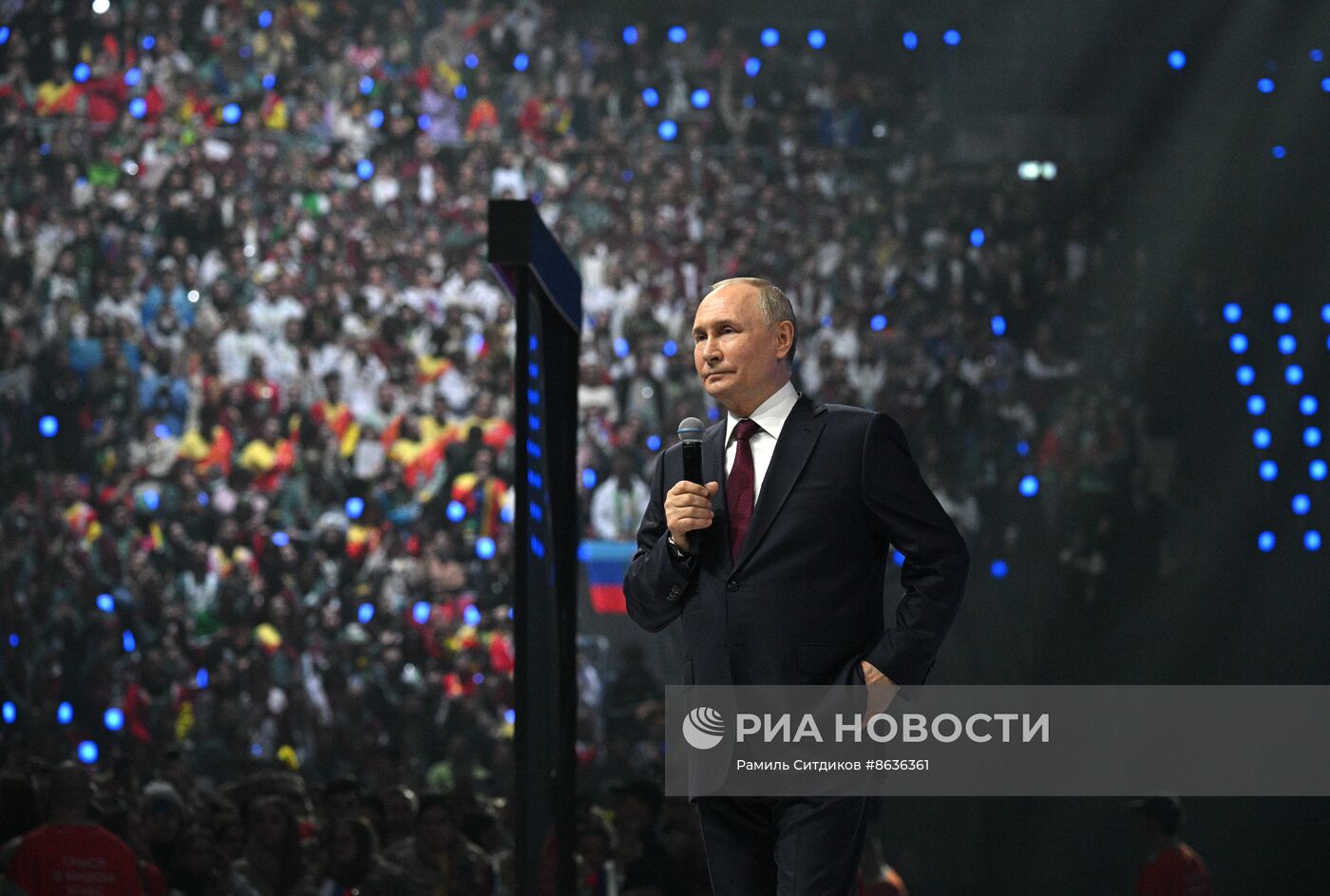 Президент РФ В. Путин посетил Всемирный фестиваль молодежи