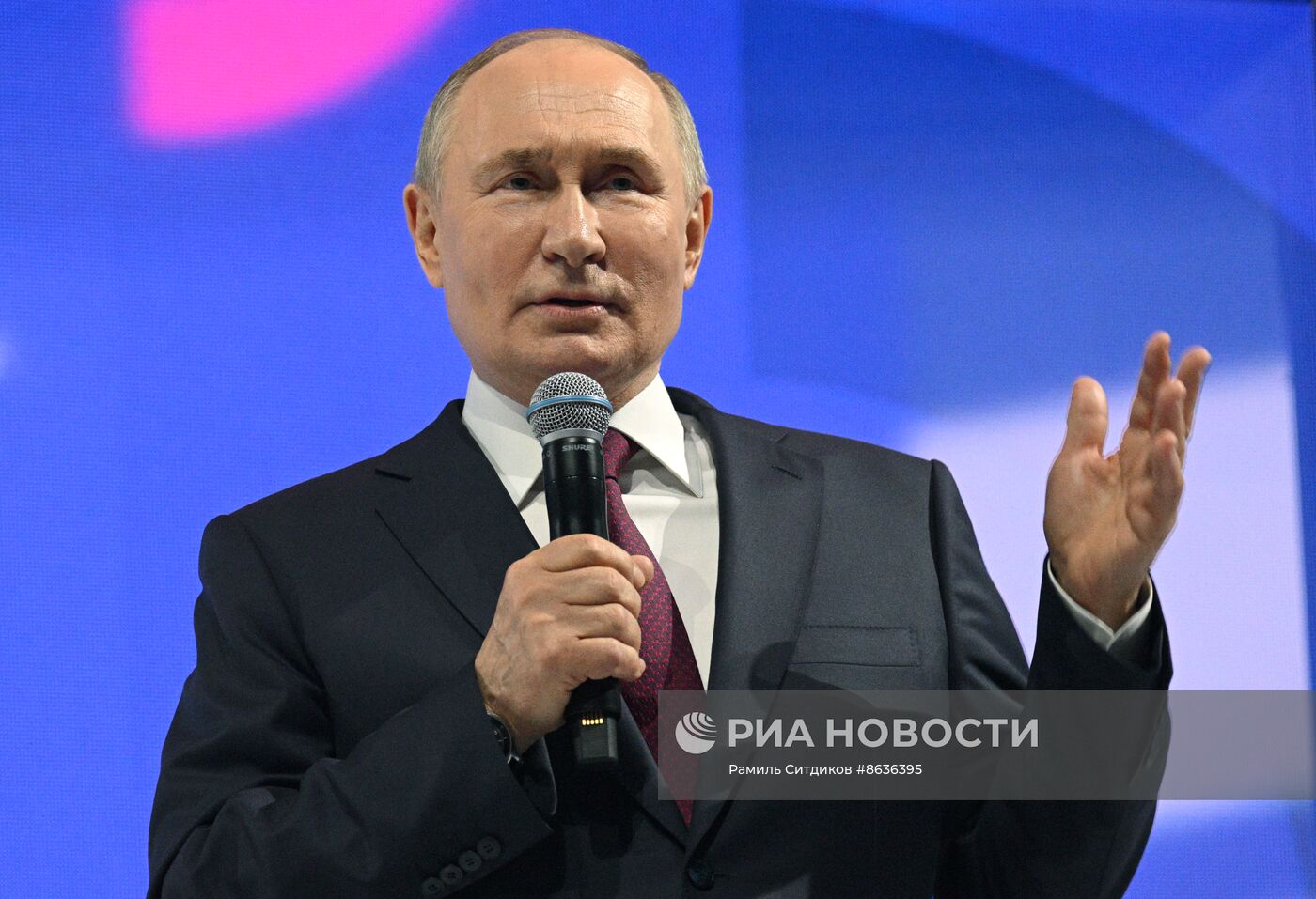 Президент РФ В. Путин посетил Всемирный фестиваль молодежи