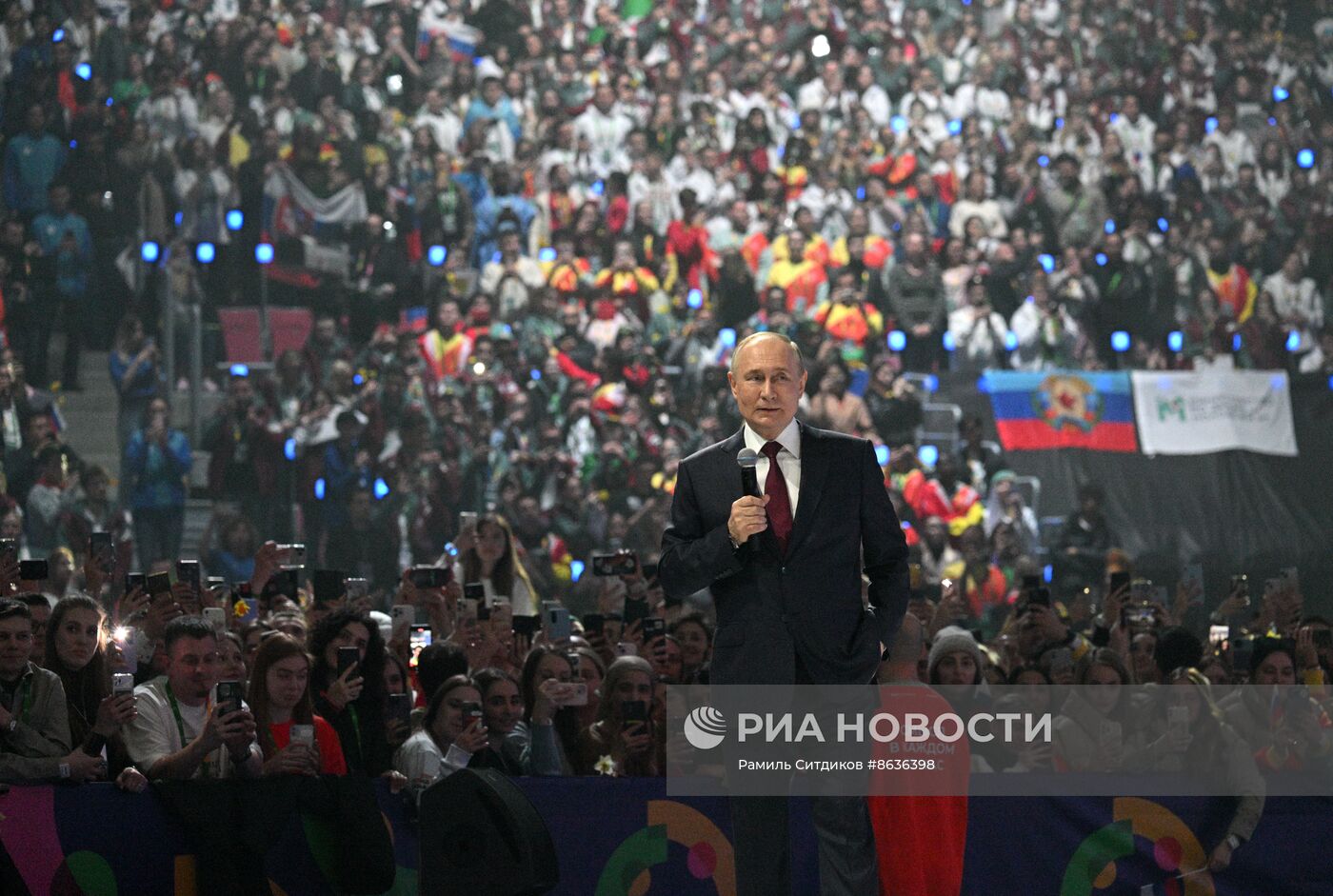 Президент РФ В. Путин посетил Всемирный фестиваль молодежи