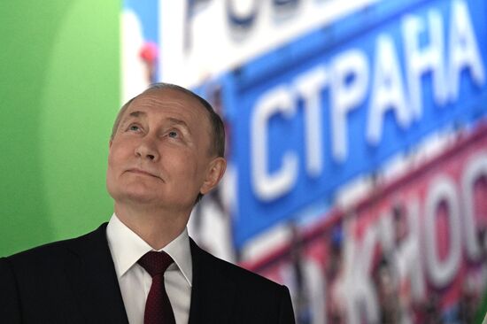 Президент РФ В. Путин посетил Всемирный фестиваль молодежи