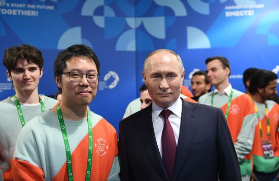 Президент РФ В. Путин посетил Всемирный фестиваль молодежи