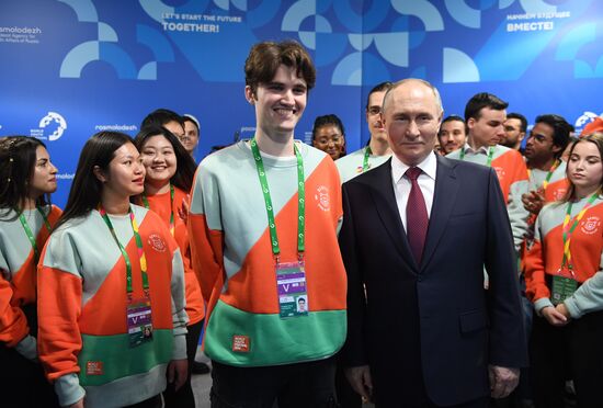 Президент РФ В. Путин посетил Всемирный фестиваль молодежи