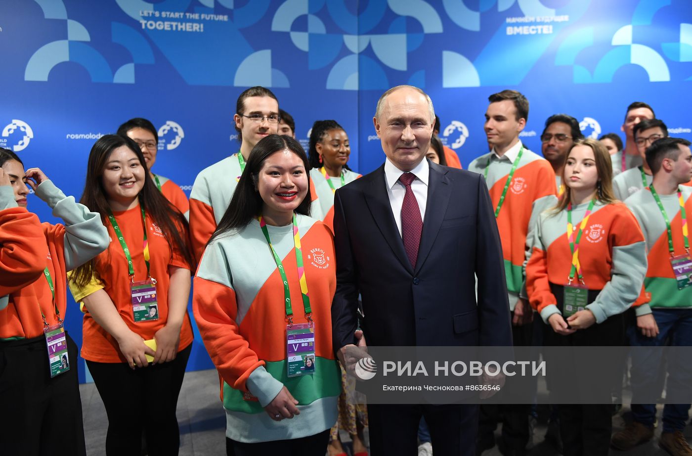 Президент РФ В. Путин посетил Всемирный фестиваль молодежи