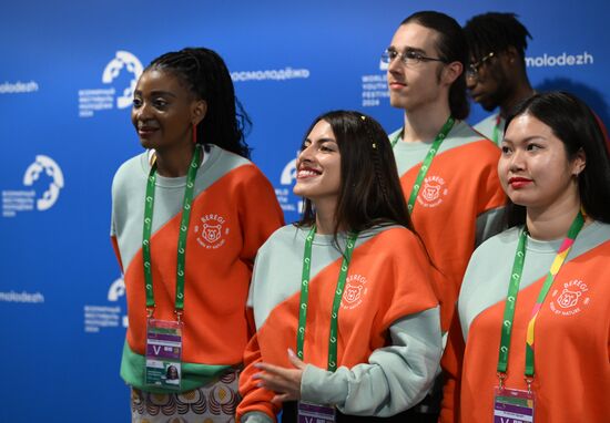 Президент РФ В. Путин посетил Всемирный фестиваль молодежи