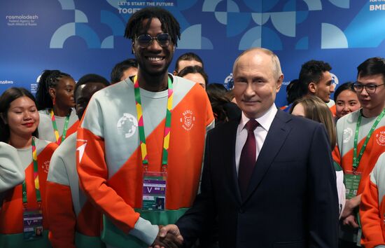 Президент РФ В. Путин посетил Всемирный фестиваль молодежи