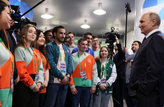 Президент РФ В. Путин посетил Всемирный фестиваль молодежи