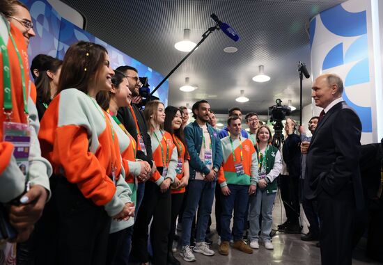 Президент РФ В. Путин посетил Всемирный фестиваль молодежи