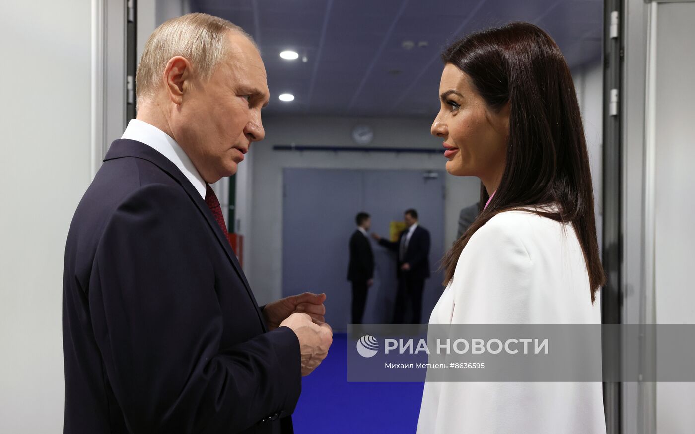 Президент РФ В. Путин посетил Всемирный фестиваль молодежи