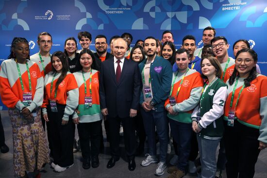 Президент РФ В. Путин посетил Всемирный фестиваль молодежи