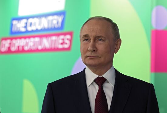 Президент РФ В. Путин посетил Всемирный фестиваль молодежи